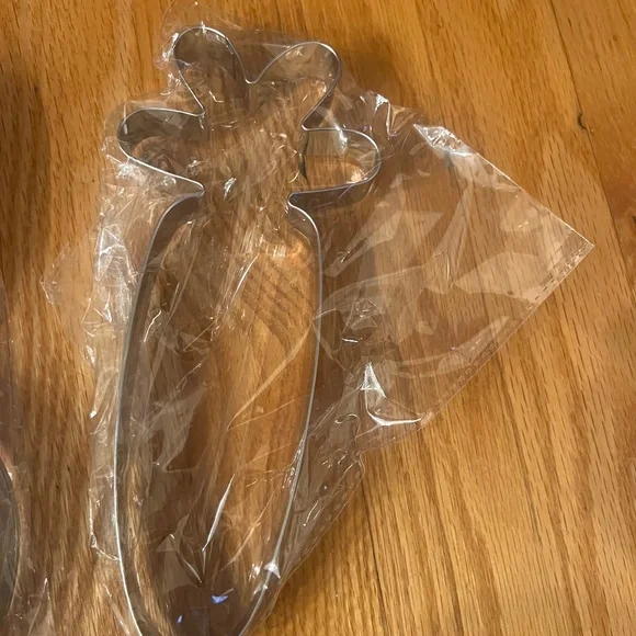 3 large cookie cutters bunny, carrot and cross - Picture 3 of 5